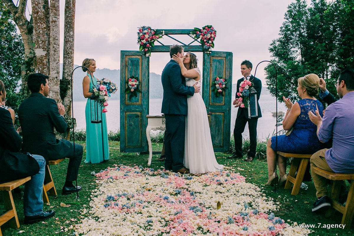 Exclusive lake wedding - 01.10.2015 Roxy + Matt_033.jpg