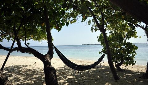Himmafushi - beach.jpg