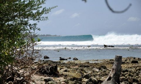 Himmafushi, Huraa & Thulusdhoo - waves.jpg